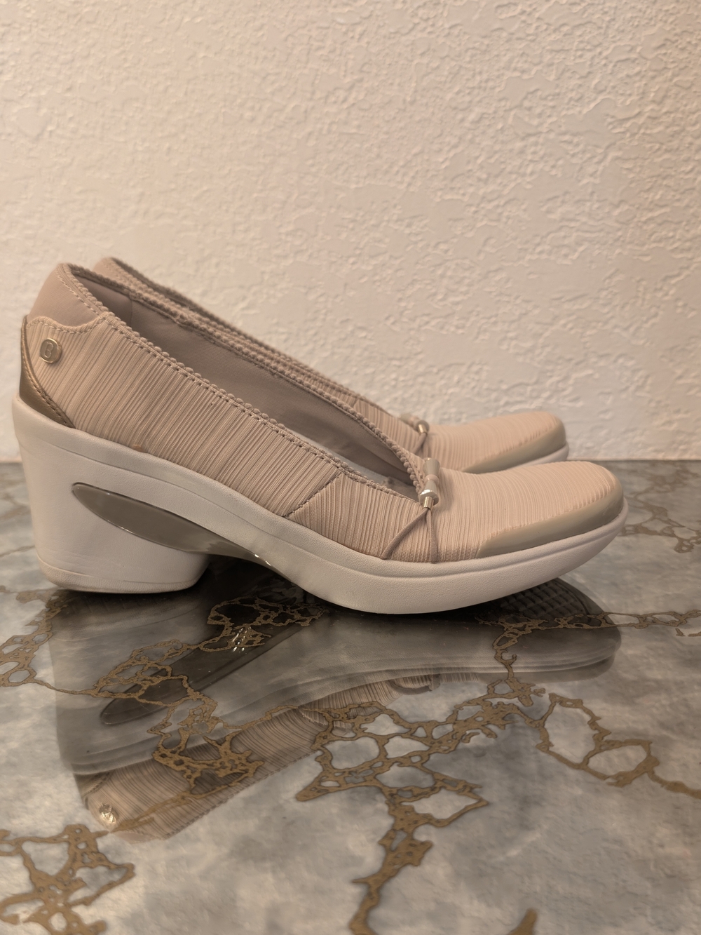 Bzees Size 7.5 Comfortable Women's Heeled Slip-On Loafers in Blush